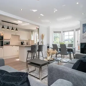 Luxury 2bed 2bath Flat In City Centre- Free Parking! , Edinburgh United Kingdom